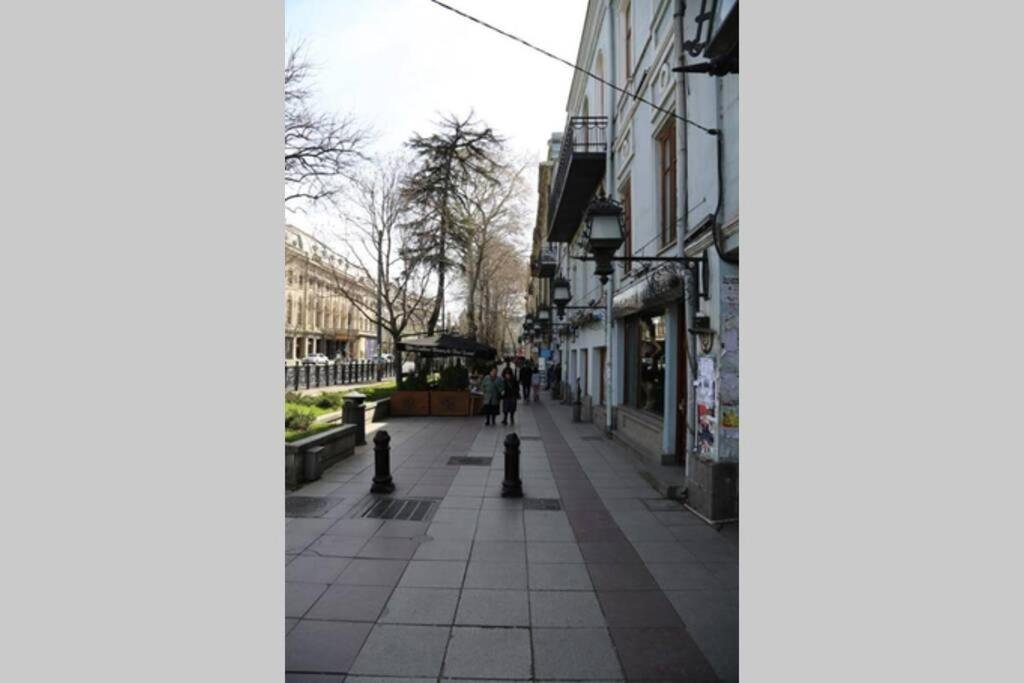 Тбилиси: Lovely Flat on Rustaveli Avenue with Balcony