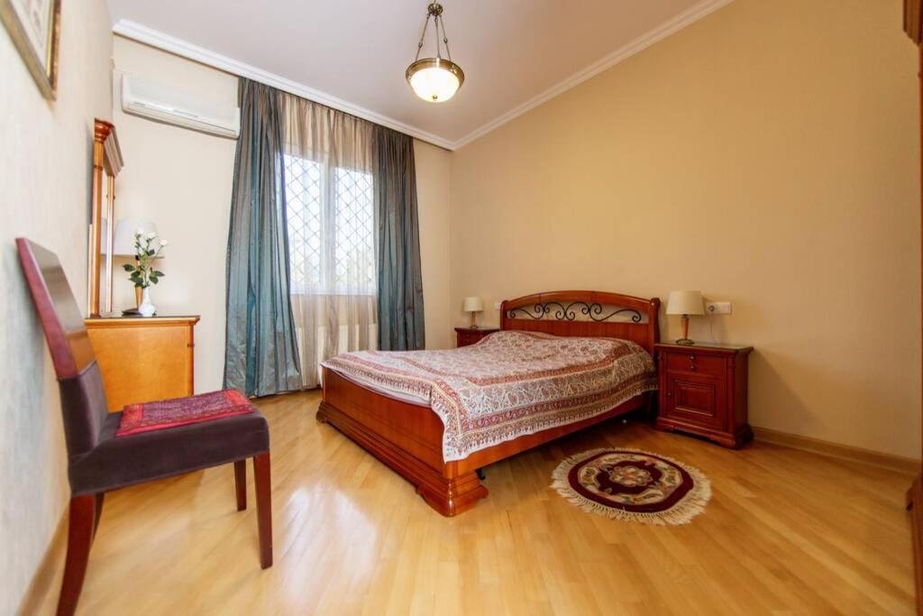 Тбилиси: Lovely Flat on Rustaveli Avenue with Balcony