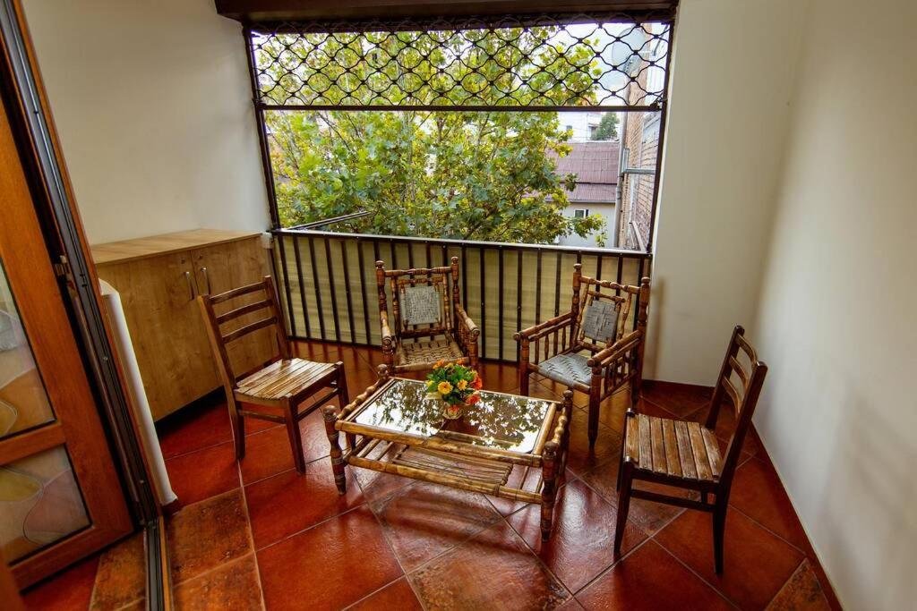 Тбилиси: Lovely Flat on Rustaveli Avenue with Balcony