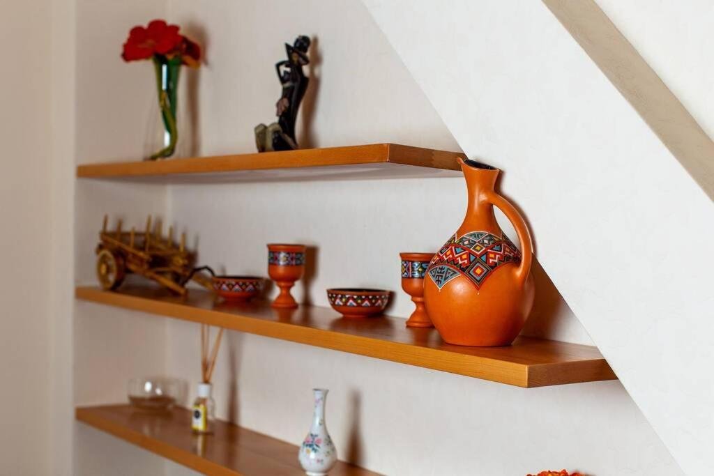 Тбилиси: Lovely Flat on Rustaveli Avenue with Balcony