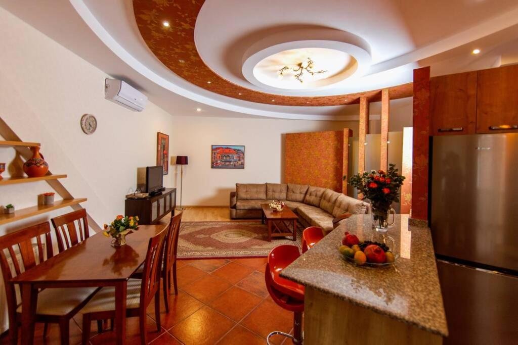 Тбилиси: Lovely Flat on Rustaveli Avenue with Balcony