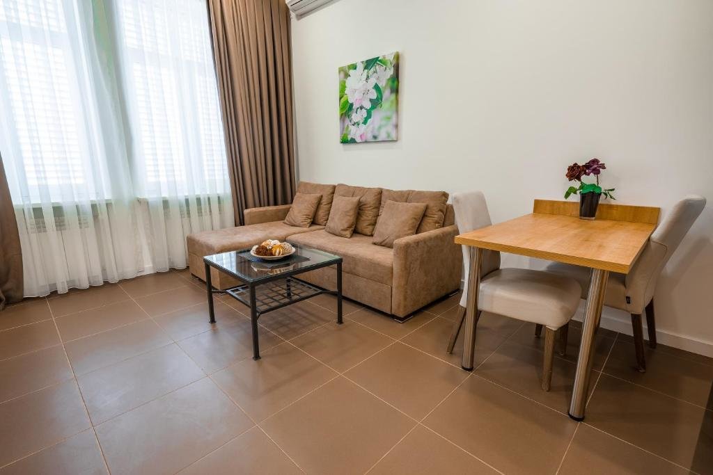 Тбилиси: Luxury Apartments on Central Avenue