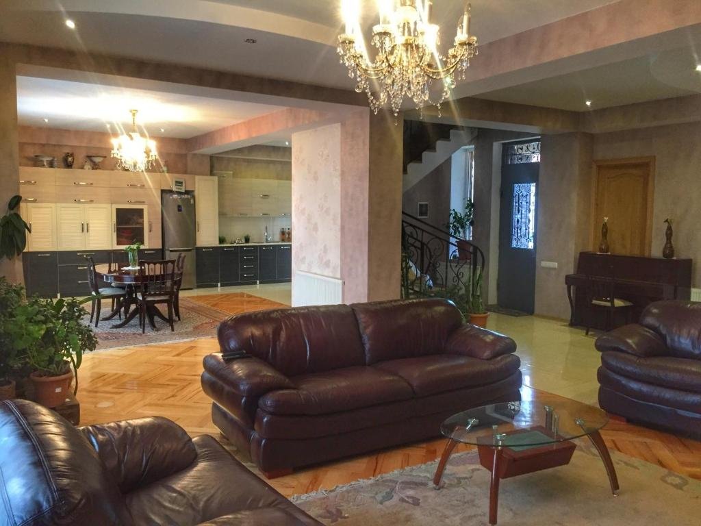 Тбилиси: Mr Happy’s Villa