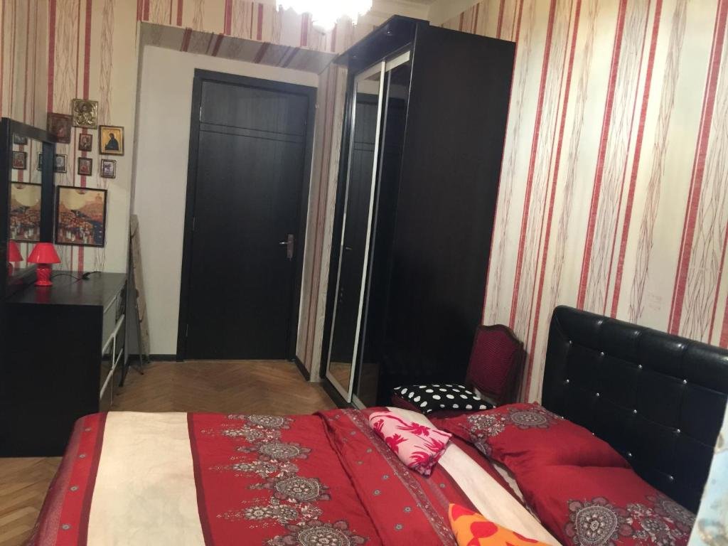 Тбилиси: Nona's house near Dry Bridge