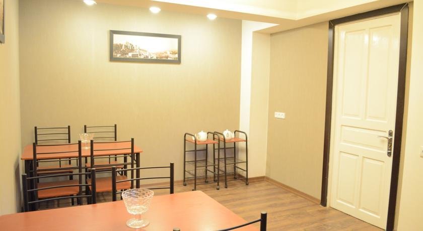Тбилиси: Three Rooms Hotel
