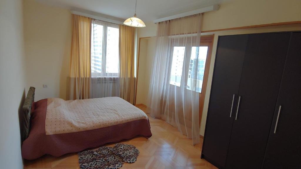 Тбилиси: Saakadze Square Apartment