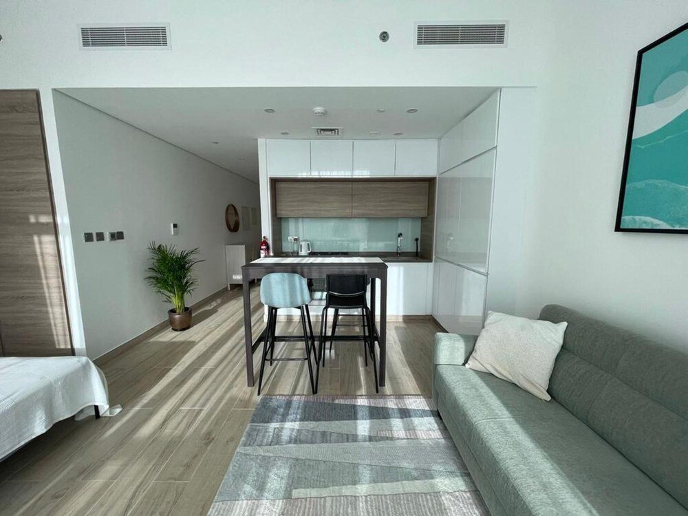 Дубай: Modern studio near beach with 5star facilities!