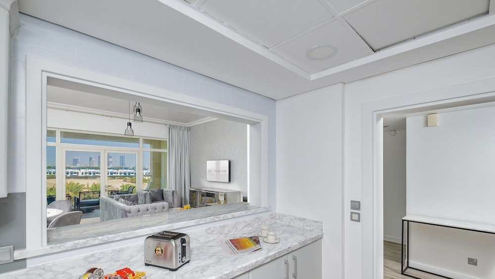 Дубай: LUX - The Shoreline Beach House