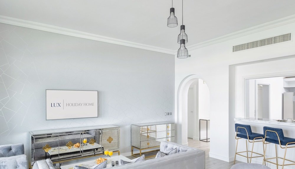 Дубай: LUX - The Shoreline Beach House