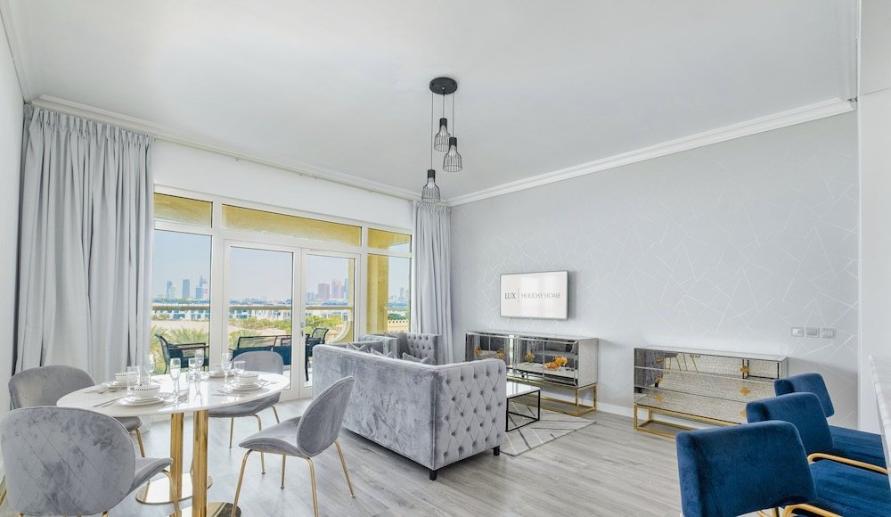 Дубай: LUX - The Shoreline Beach House