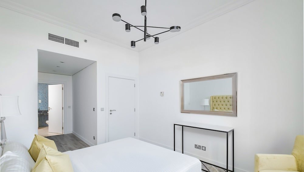 Дубай: LUX - The Shoreline Beach House