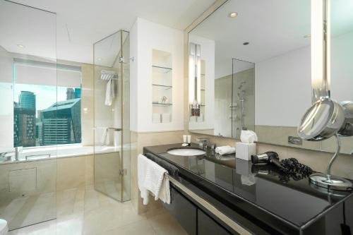 Дубай: Luton Vacation Homes - Address Dubai Marina Stylish Studio, Marina View
