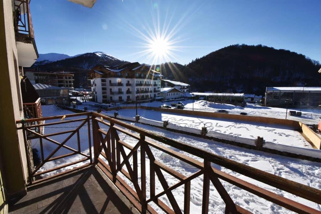 Бакуриани: Sunny apt With balcony in the heart of Bakuriani