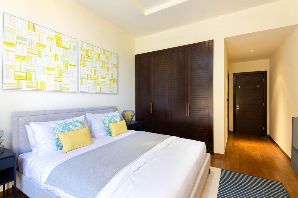 Дубай: Luxury Urban Chic Apt on Palm w Prvt Beach Access