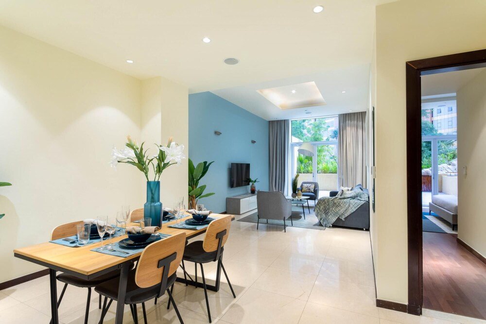 Дубай: Luxury Urban Chic Apt on Palm w Prvt Beach Access