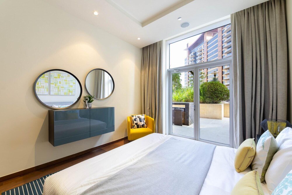 Дубай: Luxury Urban Chic Apt on Palm w Prvt Beach Access