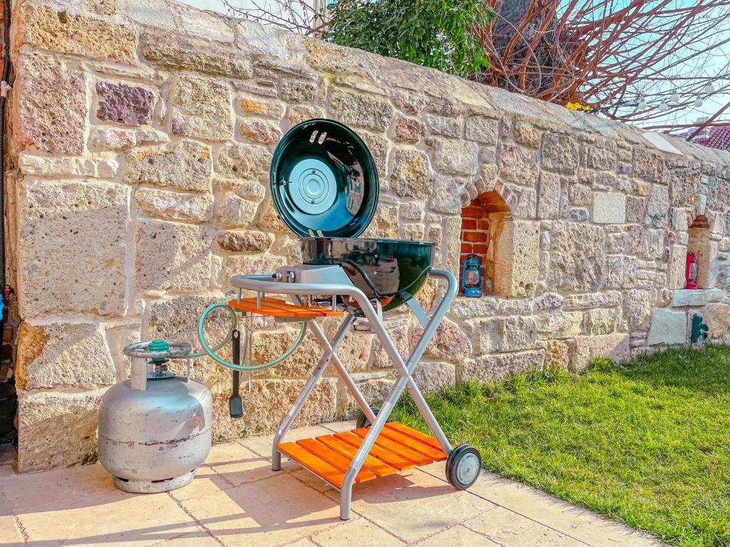 Фоча: MINIQ HOMES 102 - Historical Stone House with Garden Cinema