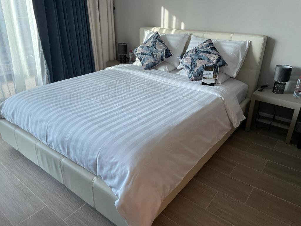 Дубай: Luxury new apartment on the metro, facing Dubai marina.