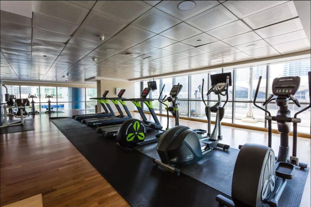Дубай: Luxury new apartment on the metro, facing Dubai marina.
