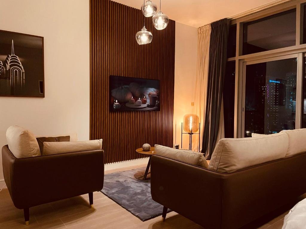 Дубай: Luxury new apartment on the metro, facing Dubai marina.