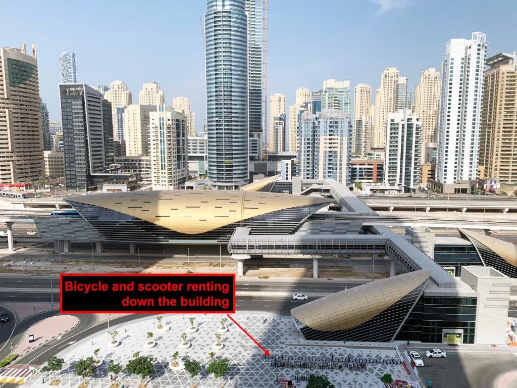 Дубай: Luxury new apartment on the metro, facing Dubai marina.