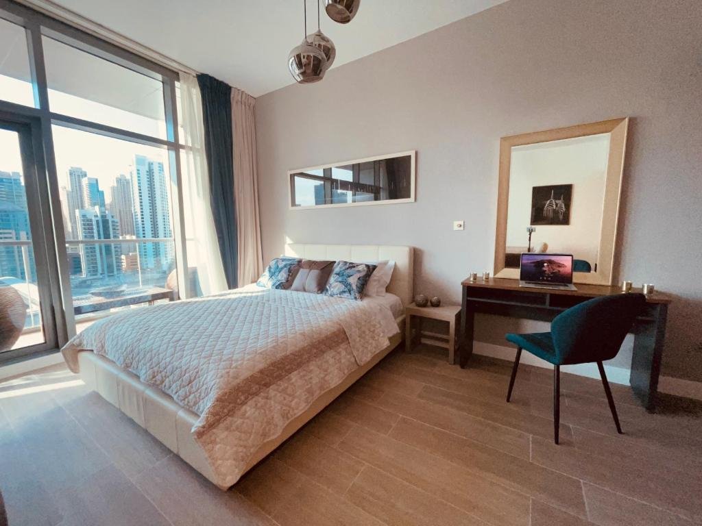 Дубай: Luxury new apartment on the metro, facing Dubai marina.