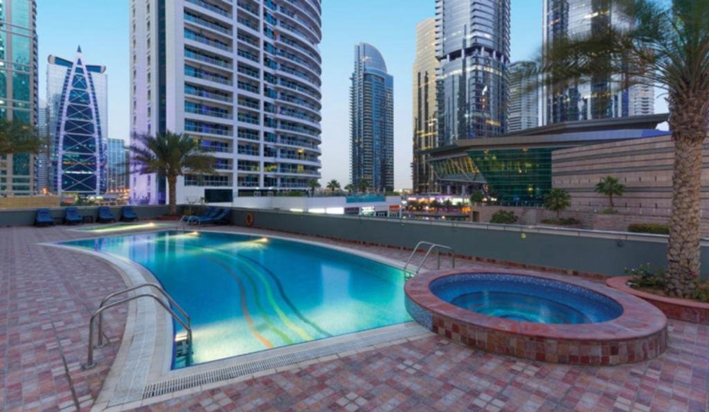 Дубай: Luxury new apartment on the metro, facing Dubai marina.