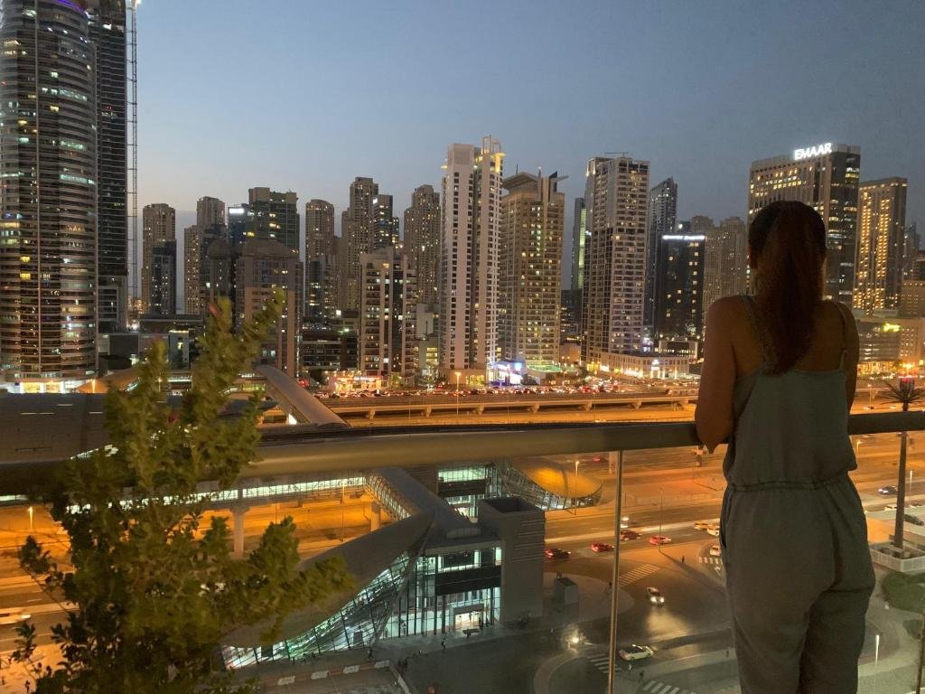 Дубай: Luxury new apartment on the metro, facing Dubai marina.
