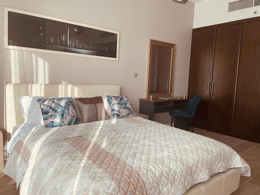Дубай: Luxury new apartment on the metro, facing Dubai marina.