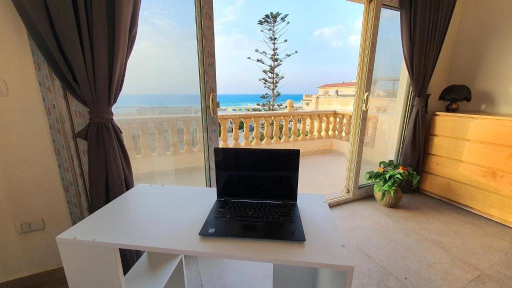 Эль-Аламейн: Stunning 5-Bedroom Villa with Breathtaking Sea Views & Roof Penthouse at Badr resort North Coast El Alamein !! الساحل الشمالي