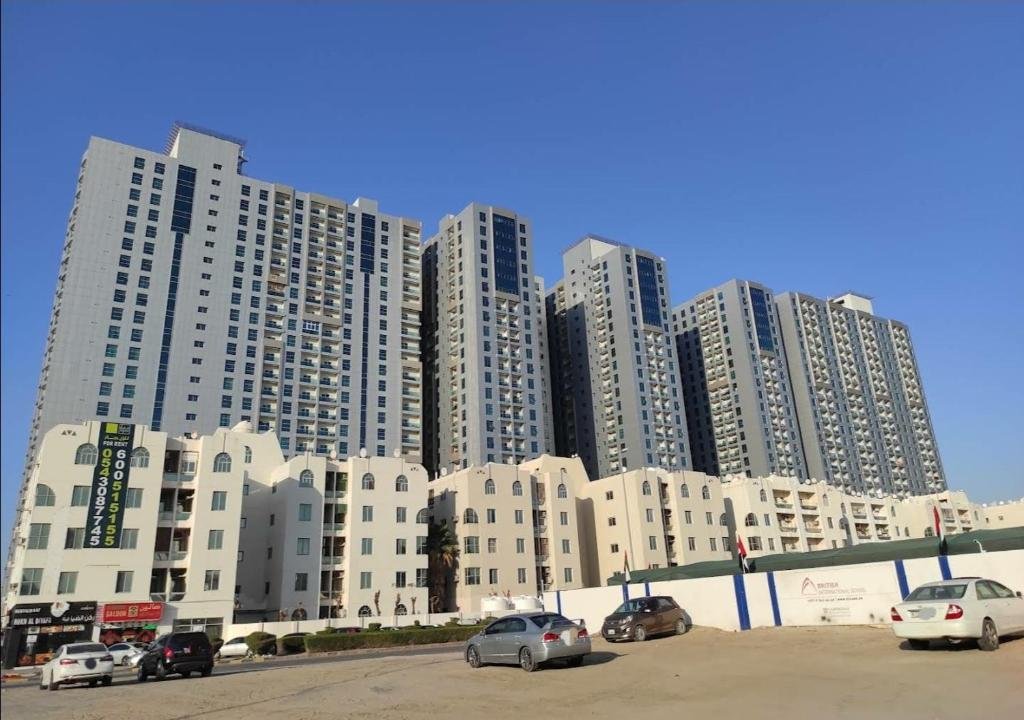 Аджман: Lovely 1-Bedroom Apartment with Free Parking on Premises