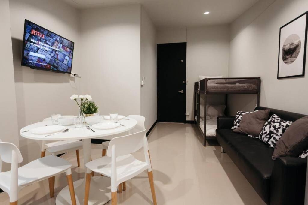 Бангкок: S3 Silom26 · S3 Silom central, large room, full kitchen, WIFI,