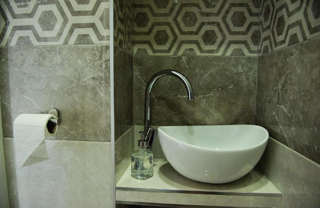 Ереван: Spacious Modern 2 Bedrooms Apartment in Central Yerevan