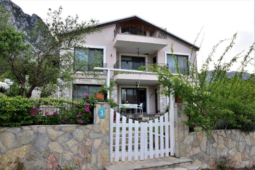 Карабурун: Almond House