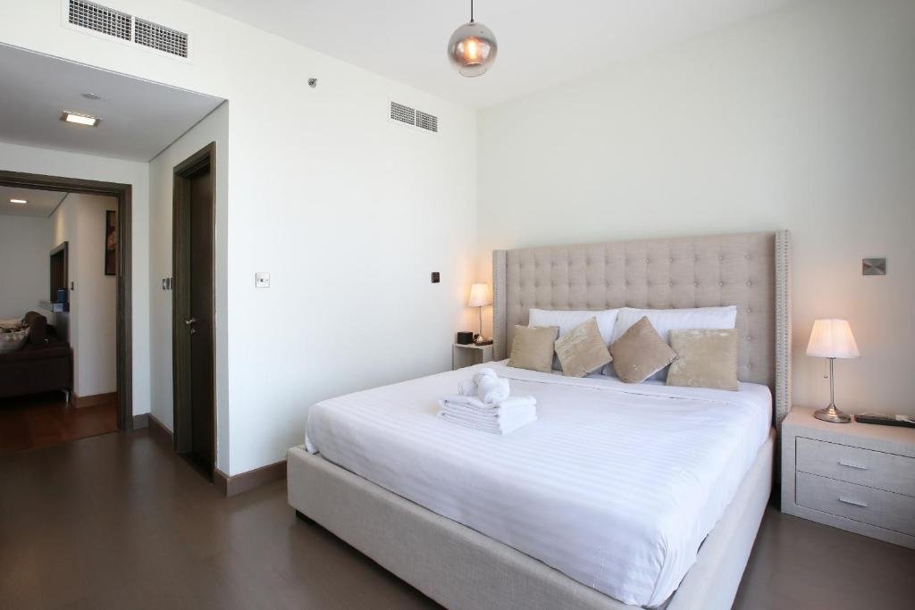 Дубай: Spacious 1BR Apartment - The Lofts - Downtown