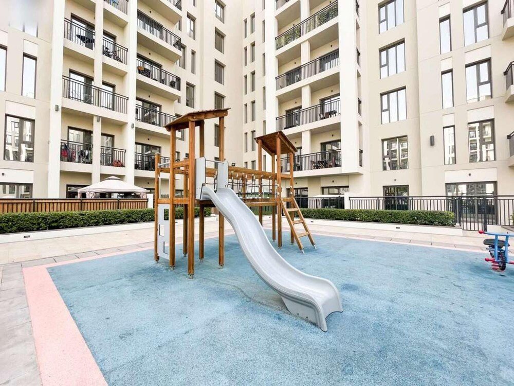 Дубай: Fancy 2BR Apt Town Square