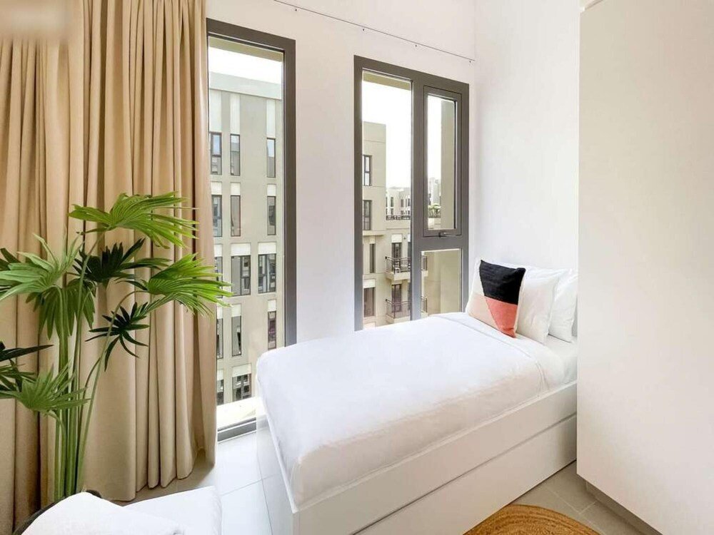 Дубай: Fancy 2BR Apt Town Square