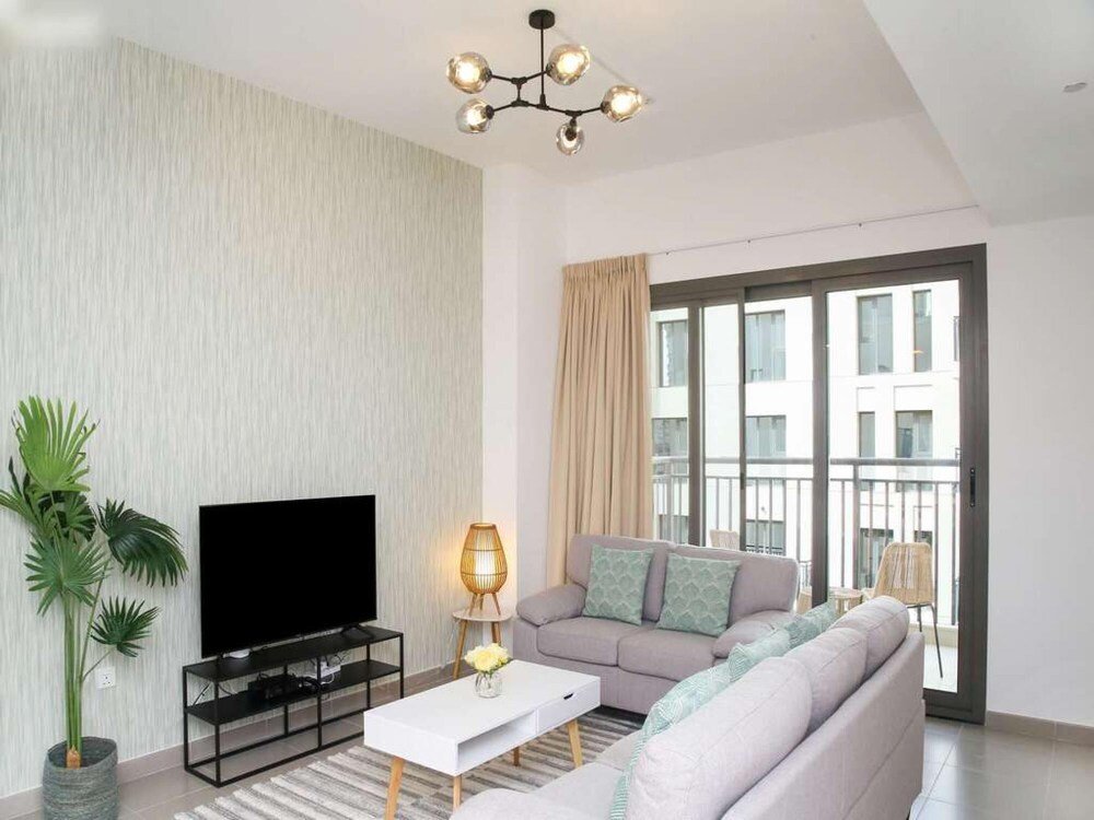 Дубай: Fancy 2BR Apt Town Square