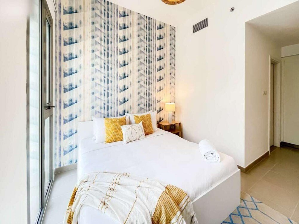 Дубай: Fancy 2BR Apt Town Square