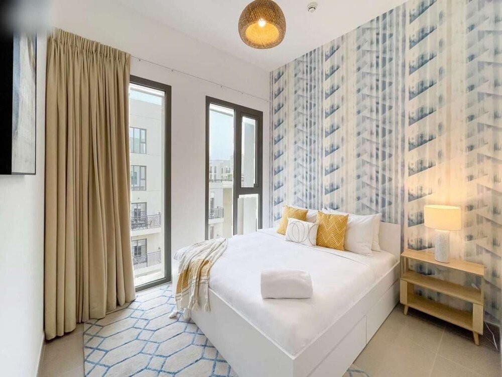 Дубай: Fancy 2BR Apt Town Square