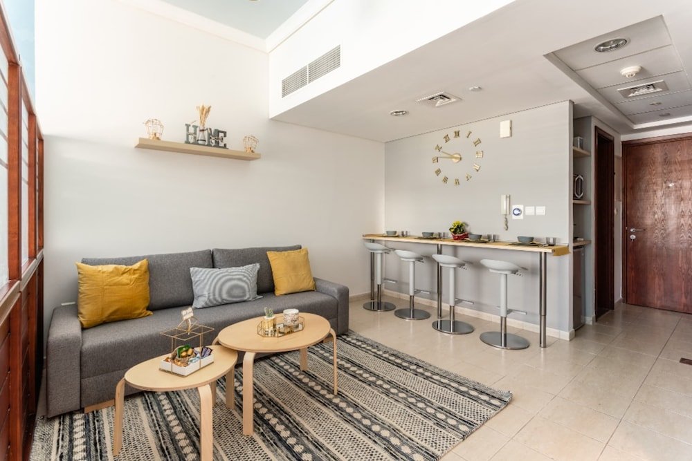 Дубай: Family Studio Steps Away From the Metro