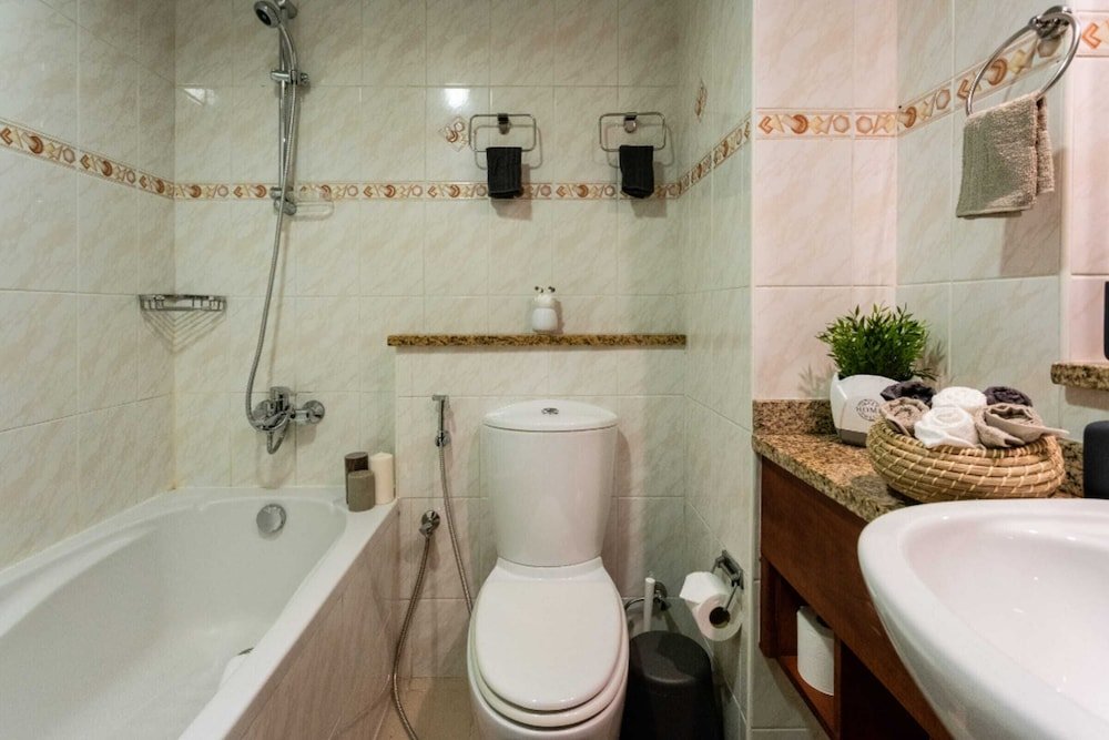 Дубай: Family Studio Steps Away From the Metro