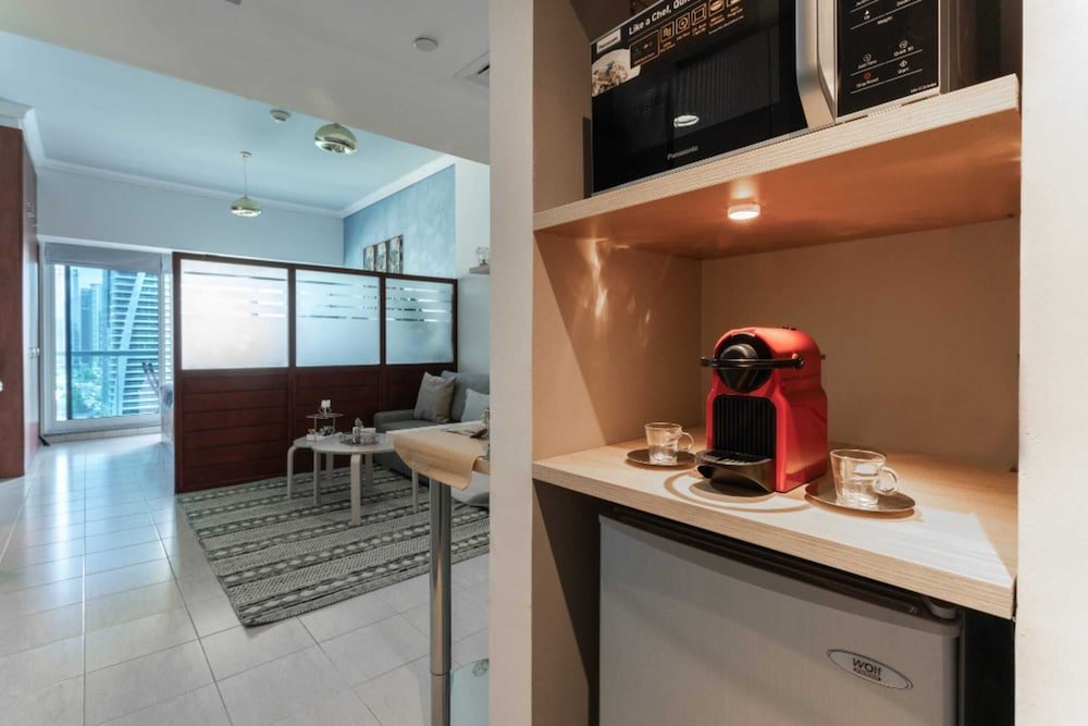 Дубай: Family Studio Steps Away From the Metro