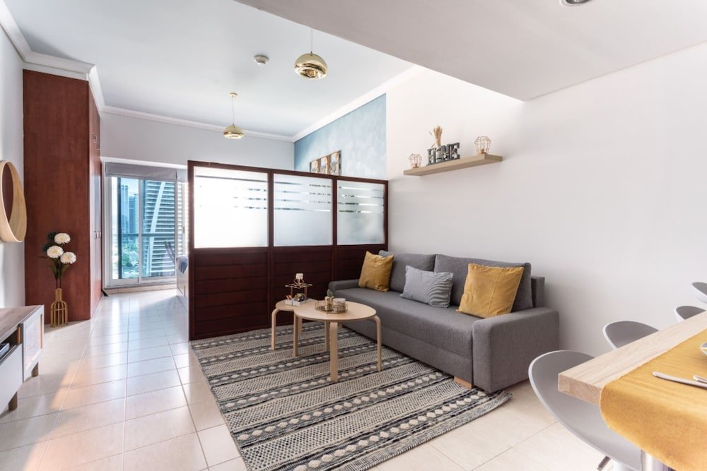 Дубай: Family Studio Steps Away From the Metro