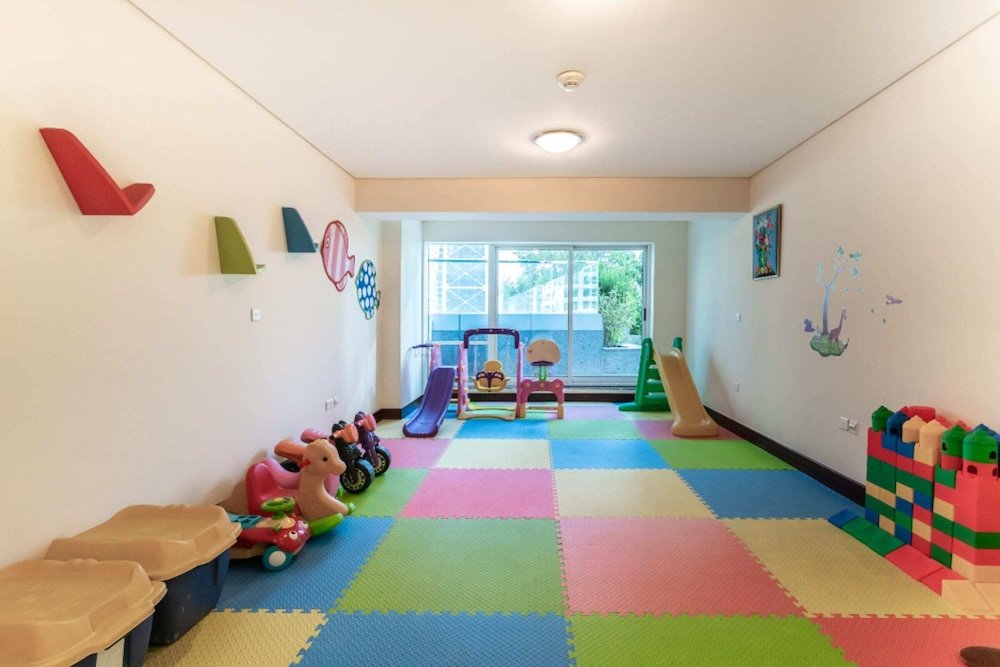 Дубай: Family Studio Steps Away From the Metro