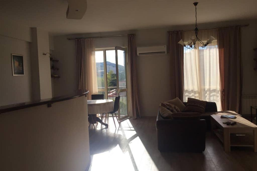 Тбилиси: Sunny, spacious flat in Vake District