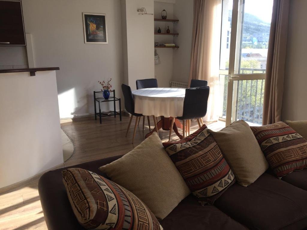 Тбилиси: Sunny, spacious flat in Vake District
