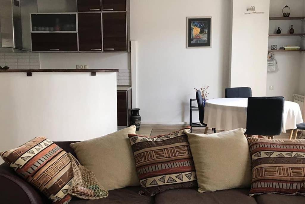Тбилиси: Sunny, spacious flat in Vake District