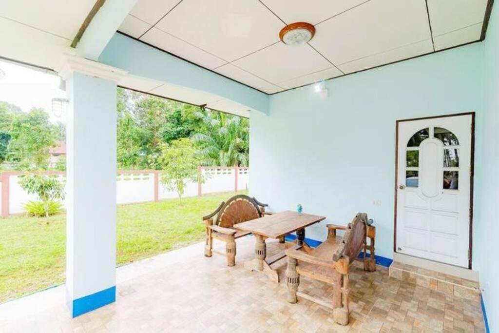 Пхонгпрасан: Bangsaphan Paradise Blue House 230 m. to the beach