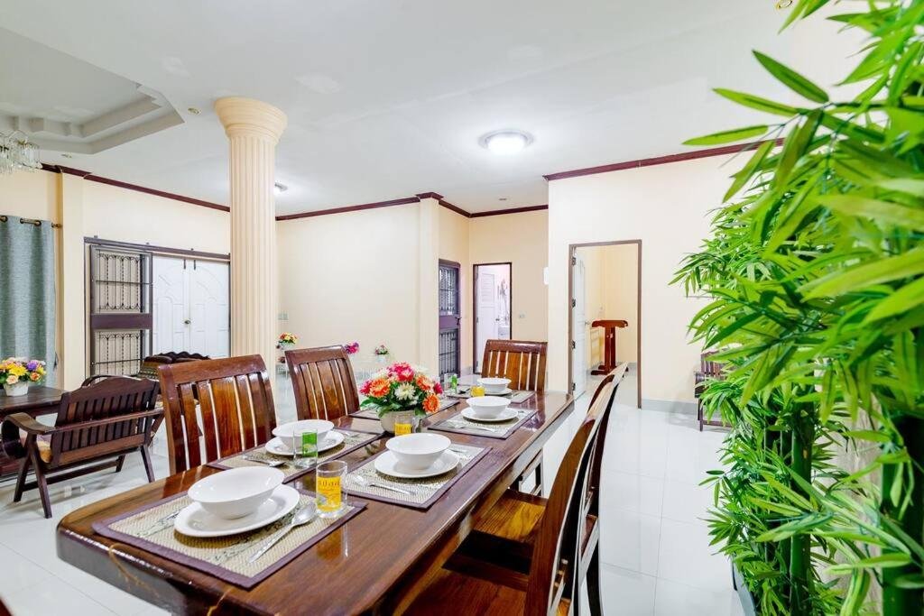 Пхонгпрасан: Bangsaphan Paradise Blue House 230 m. to the beach